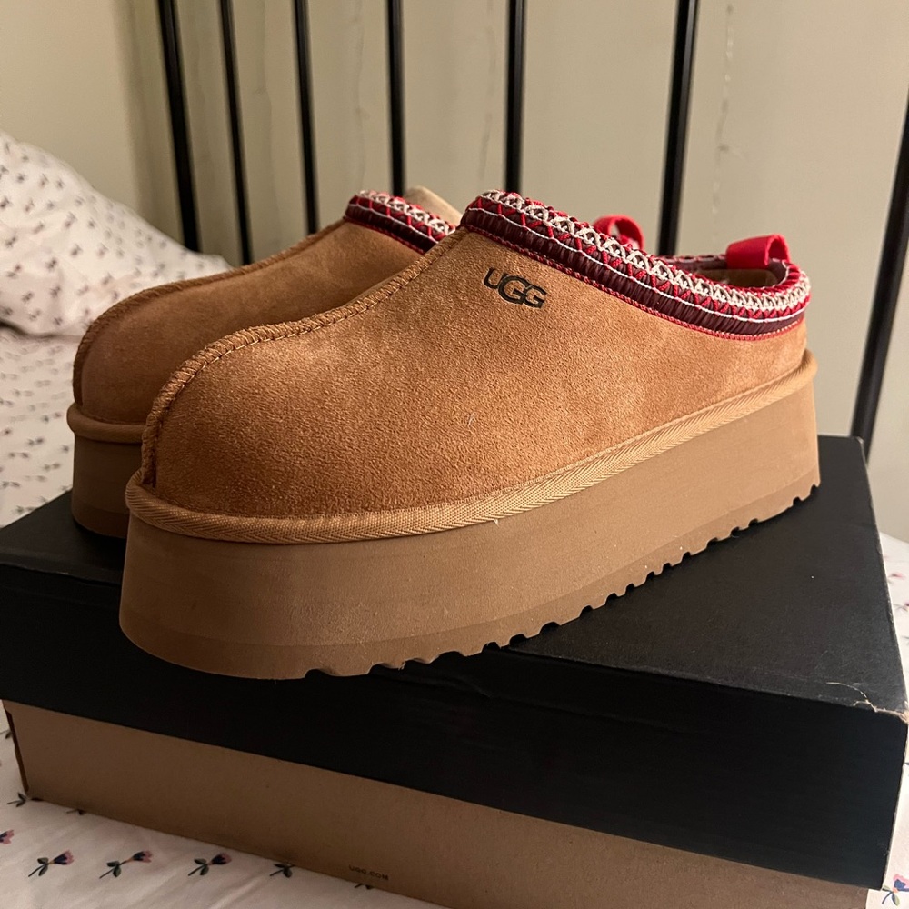 UGG TAZZ PLATFORM SLIPPERS